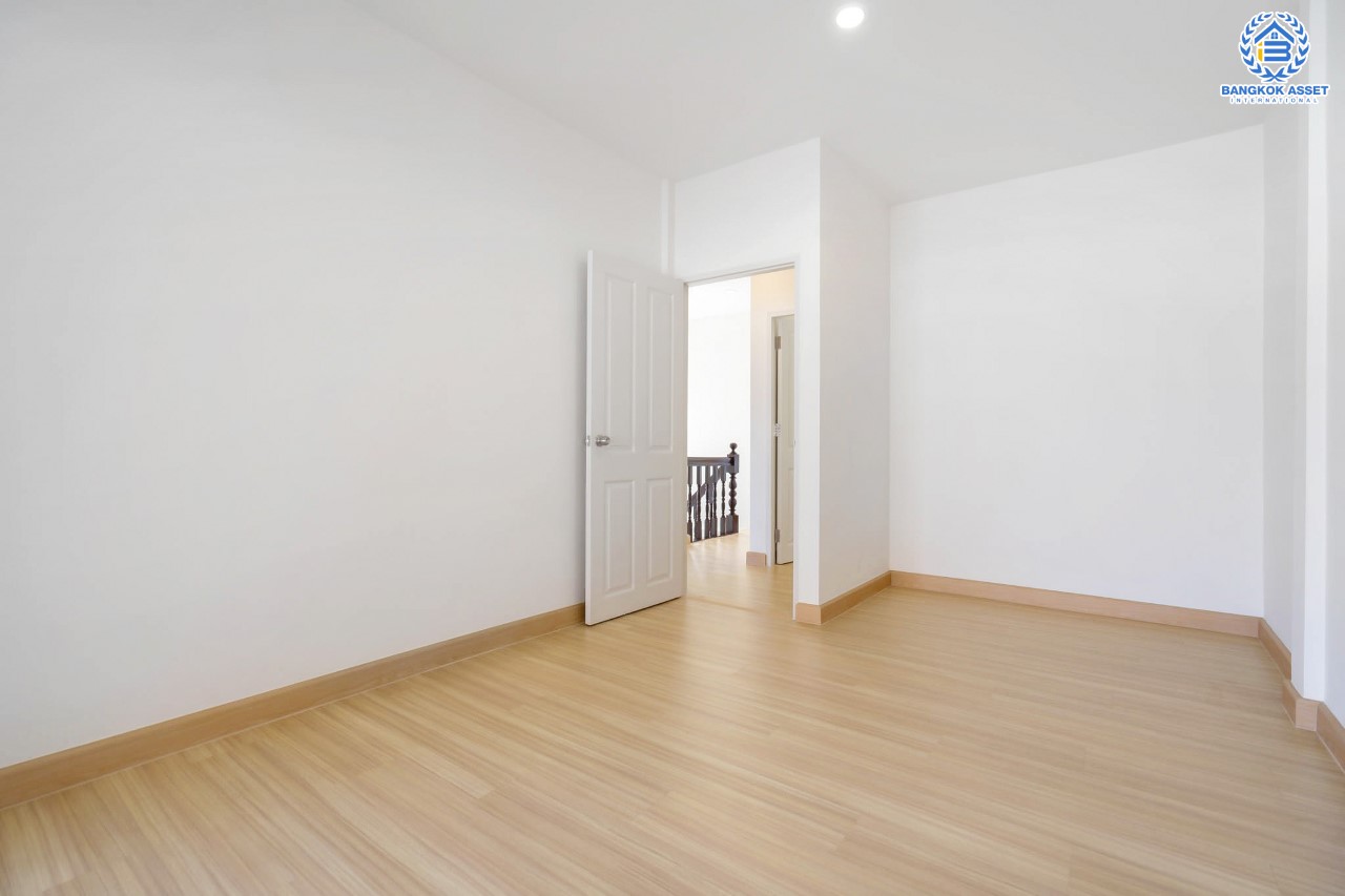 บ้านมือสองตกแต่งใหม่ บนทำเลที่ดีที่สุด! หน้าโครงการติด MRT "สถานีไทรม้า" ม.ซื่อตรง พระนั่งเกล้า-ท่าอิฐ ทาวน์เฮ้าส์หลังใหญ่ เนื้อที่ 26 ตร.ว. ฟังก์ชั่นจัดเต็ม 3 ห้องนอน 2 ห้องน้ำ 2 ที่จอดรถ ทำเลใกล้ เซ็นทรัลรัตนาธิเบศร์ และทางด่วน "งามวงศ์วาน"...